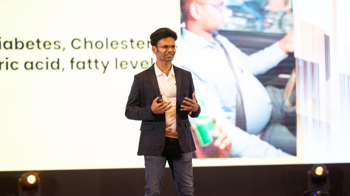 Jagan explaining diabetes and cholesterol on stage